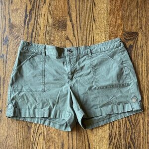 B15 Guess Women's 29 Cargo Shorts in Olive Gray